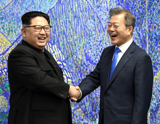 Tổng thống Hàn Quốc Moon Jae-in (phải) và nhà lãnh đạo Triều Tiên Kim Jong-un (Ảnh: Reuters)
