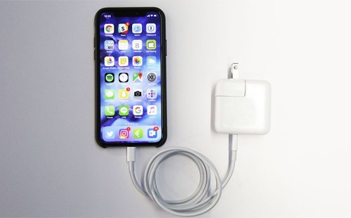Người dùng có thể không cần tốn thêm hàng chục USD nếu muốn iPhone sạc nhanh. Ảnh: Mashable