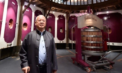 Ông Peter Kwok tại Bellefont-Belcier, nhà máy sản xuất rượu mới nhất của ông. Ảnh: AFP.