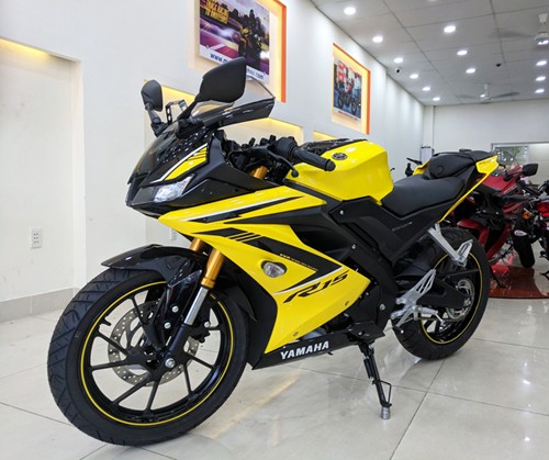 Yamaha R15 2018 tem vàng Racing Yellow tại một cửa hàng ở Quận Tân Phú, TP. HCM. Ảnh: Sum Nguyễn.