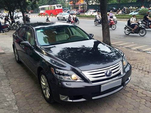 Lexus LS600h L đời 2010 được khá nhiều người rao bán tại Việt Nam. Ảnh: Carmudi.