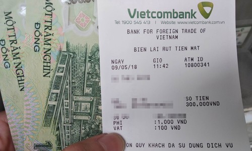 Mức phí rút ATM 1.100 đồng của Vietcombank sẽ được tăng lên 1.650 đồng từ ngày 16/5. Ảnh: Anh Tú.