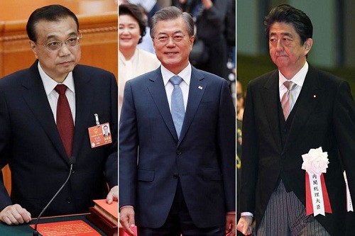 Từ trái qua phải: Thủ tướng Trung Quốc Lý Khắc Cường, Tổng thống Hàn Quốc Moon Jae-in, Thủ tướng Nhật Bản Shinzo Abe. Ảnh: AP.
