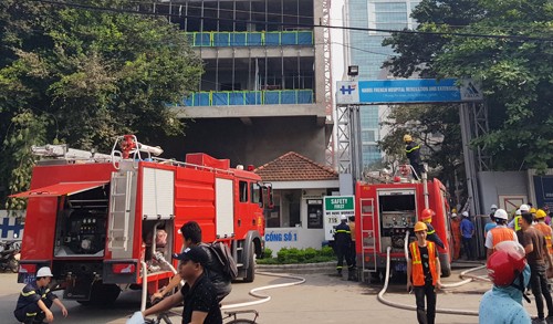 Một công trình đang xây dựng nằm trong khuôn viên Bệnh viện Việt - Pháp bị hỏa hoạn. Ảnh: Gia Chính
