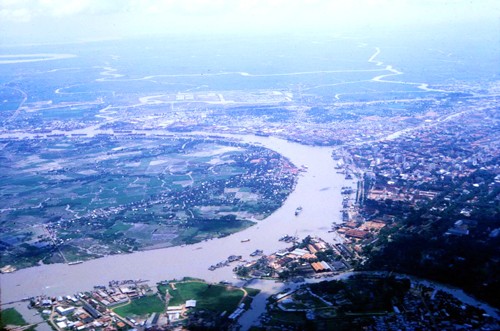 Không ảnh đôi bờ sông Sài Gòn với bán đảo Thủ Thiêm và trung tâm thành phố 50 năm trước. Ảnh: Tư liệu.