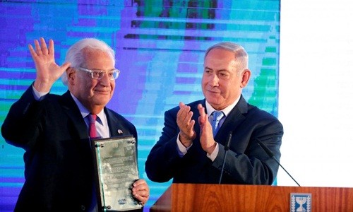 Thủ tướng Israel Benjamin Netanyahu (phải) vỗ tay sau khi trao cho Đại sứ Mỹ tại Israel David Friedman lá thư bày tỏ sự cảm kích trong buổi lễ đón tiếp được tổ chức tại Bộ ngoại giao Israel ở Jerusalem ngày 13/5. Ảnh: Reuters.