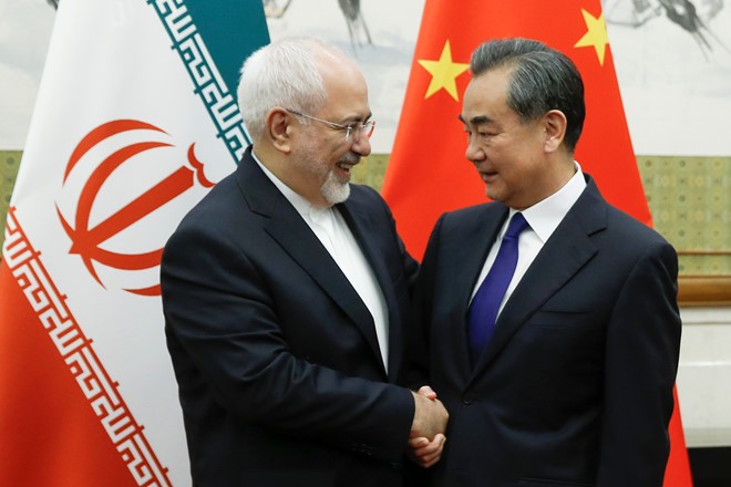Ngoại trưởng Mohammad Javad Zarif và người đồng cấp Trung Quốc Vương Nghị tại Bắc Kinh hôm 13/5. Ảnh: AFP.