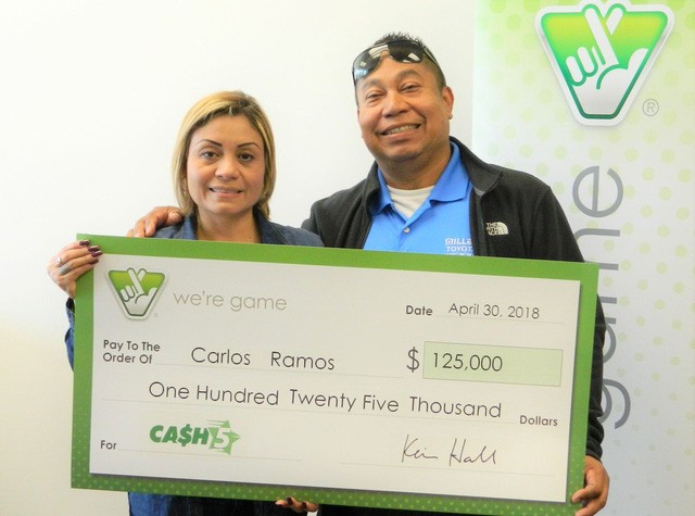 Ông Carlos Ramos và vợ cùng nhận giải thưởng tại xổ số Virginia Lottery. (Nguồn: Virginia Lottery)