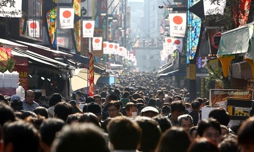 Một đường phố đông đúc tại Nhật Bản. Ảnh: Bloomberg