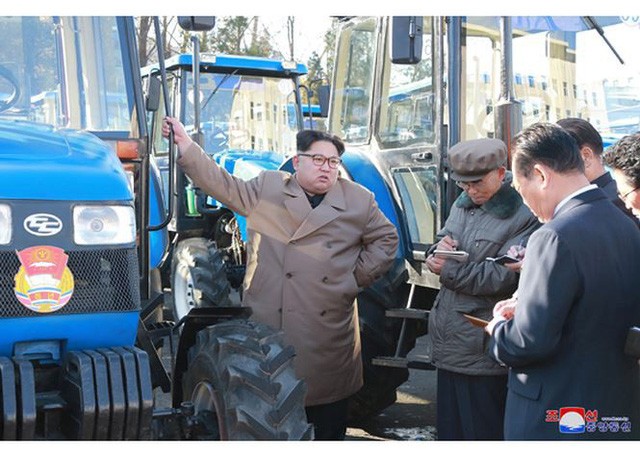 Nhà lãnh đạo Kịm Jong-un tới thăm một nhà máy sản xuất máy kéo tại Triều Tiên (Ảnh: KCNA)