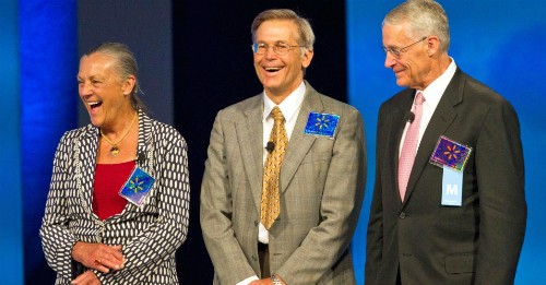Từ trái sang là Alice Walton, Jim Walton và Rob Walton chụp cùng nhau năm 2011. Ảnh: Bloomberg