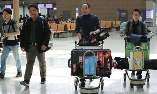 Phóng viên Hàn Quốc tại sân bay quốc tế Incheon ở Seoul trước khi lên đường sang Bắc Kinh, Trung Quốc hôm nay. Ảnh: Yonhap.