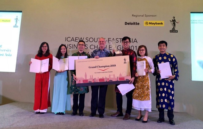 Đội chiến thắng Synergy đến từ Việt Nam cùng ông Mark Billington, Giám đốc ICAEW khu vực Đông Nam Á.