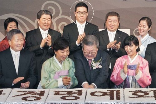 Koo Kwang-moo (giữa) cùng các thành viên trong gia đình. Ảnh: Chosun Ilbo