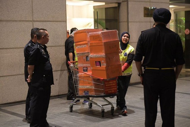 Hàng trăm túi xách hàng hiệu được tìm thấy trong nhà cựu Thủ tướng Malaysia Najib. (Ảnh: Straits Times).