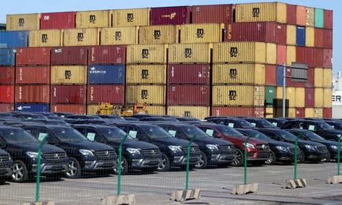 Xe nhập khẩu tại một cảng biển của Trung Quốc. Ảnh: Reuters.
