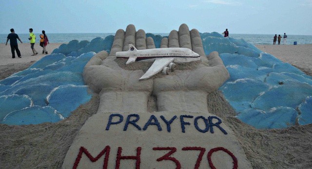 Tác phẩm bằng cát của một nghệ sĩ Ấn Độ nhằm cầu nguyện cho MH370 (Ảnh: AFP)