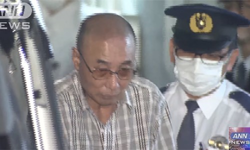 "Thánh móc túi" Kazutoshi Yamaguchi bị cảnh sát áp giải ở Tokyo hôm 21/5. Ảnh: ANN News