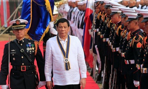 Tổng thống Philippines Rodrigo Duterte duyệt đội danh dự khi đến tham dự lễ kỷ niệm 120 năm lực lượng Hải quân Philippines ở Metro Manila hôm 22/5. Ảnh: Reuters.