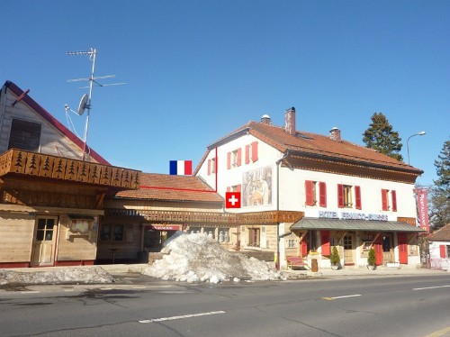 Khách sạn nằm giữa hai nước Pháp và Thụy Sĩ, có giá phòng khoảng hơn 100 USD/đêm. Trên website của khách sạn cũng có giới thiệu: "Hai đất nước dùng bữa trên cùng một bàn ăn và ngủ trên cùng một chiếc giường". Ảnh: Amusing Planet.