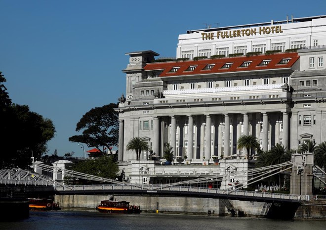 Khách sạn Fullerton nằm gần cửa sông Singapore, được thiết kế theo trường phái cổ điển. Ảnh: Reuters.