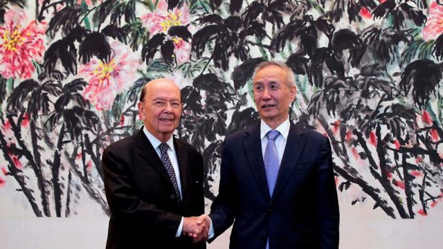 Phó Thủ tướng Trung Quốc Lưu Hạc (phải) và Bộ trưởng Thương mại Mỹ Wilbur Ross (Ảnh: Getty).