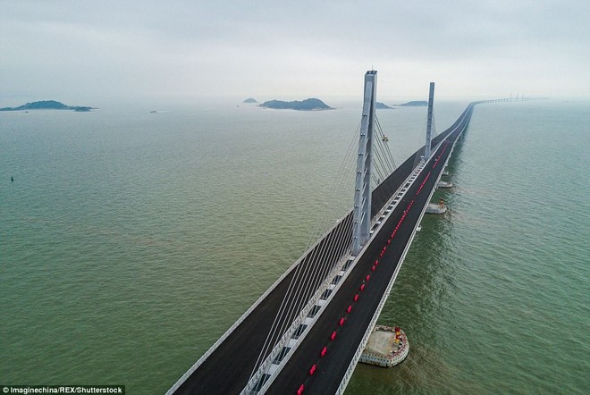 Cầu vượt biển dài 36 km của Trung Quốc nhìn từ trên cao