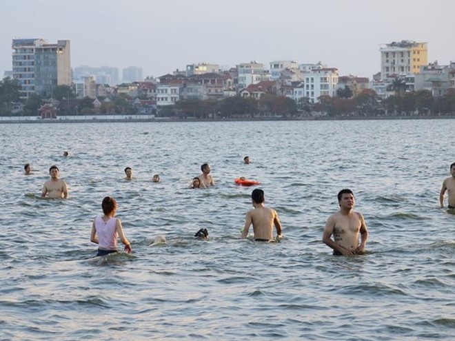 Người dân đổ ra Hồ Tây tắm mặc dù có biển cấm