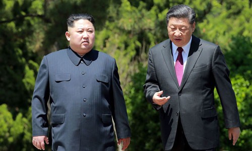 Kim Jong-un (trái) trò chuyện cùng Chủ tịch Tập Cận Bình tại Đại Liên, Trung Quốc hồi tháng trước. Ảnh: AFP.