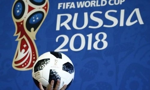 Mẫu bóng chính thức cho World Cup 2018 được giới thiệu trong một sự kiện. Ảnh: Reuters.