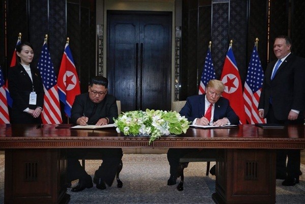 Trump và Kim Jong-un ký thỏa thuận. Ảnh: AFP.