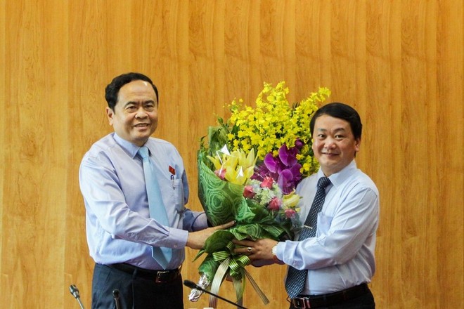 Bí thư Trung ương Đảng, Chủ tịch Ủy ban Trung ương MTTQ Việt Nam Trần Thanh Mẫn chúc mừng đồng chí Hầu A Lềnh.