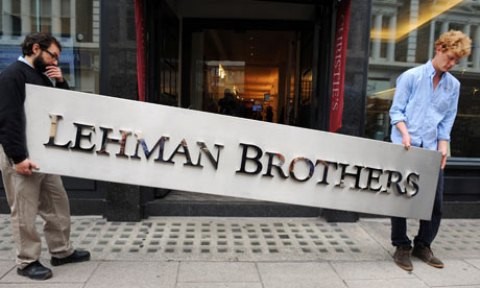 Lehman Brothers tuyên bố phá sản vào ngày 15/9/2008 sau nỗ lực bất thành về việc tìm kiếm đối tác trợ giúp, đánh dấu trường hợp sụp đổ lớn nhất trong cuộc khủng hoảng.