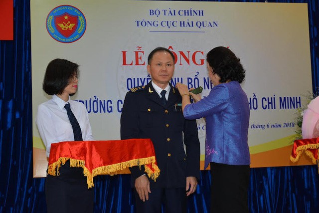 Bà Vũ Thị Mai, Thứ trưởng Bộ Tài chính đã đến dự và trao quyết định cho ông Đinh Ngọc Thắng.