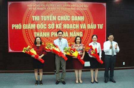 Lãnh đạo TP. Đà Nẵng chúc mừng bốn ứng viên dự thi. Ảnh: VGP/Minh Trang.