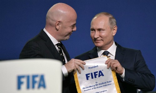 Tổng thống Nga Putin (phải) và Chủ tịch FIFA Gianni Infantino tại Đại hội FIFA ở Moskva ngày 13/6. Ảnh: AFP.