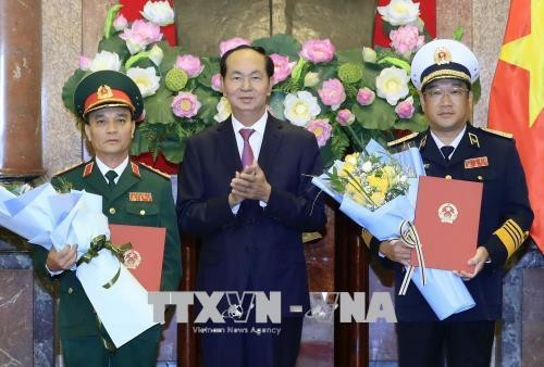 Chủ tịch nước Trần Đại Quang trao Quyết định thăng quân hàm cho đồng chí Phạm Hồng Hương và đồng chí Phạm Hoài Nam. Ảnh: Nhan Sáng-TTXVN.