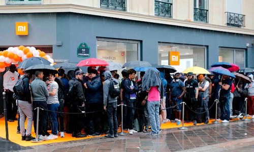 Khách hàng xếp hàng trước giờ khai trương tại cửa hàng Xiaomi ở Paris (Pháp) tháng trước. Ảnh:CNN.