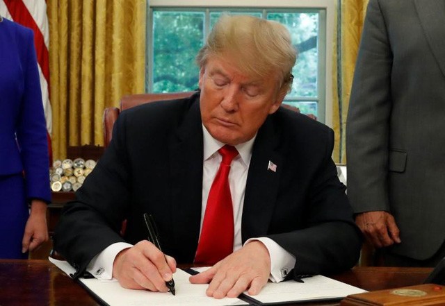 Tổng thống Mỹ Donald Trump ý sắc lệnh ngừng chia rẽ gia đình nhập cư ở biên giới ngày 20/6. (Ảnh: Reuters).