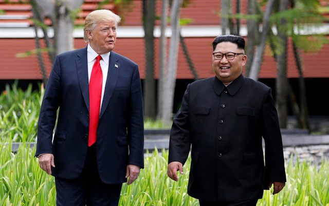Tổng thống Donald Trump và nhà lãnh đạo Kim Jong-un trong cuộc gặp tại Singapore (Ảnh: Reuters).