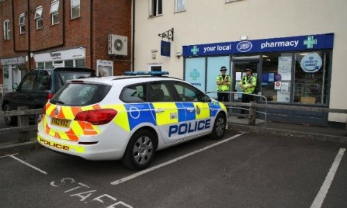Cảnh sát Anh ngày 4/7 đứng gác bên ngoài một hiệu thuốc ở thị trấn Amesbury. Ảnh: AFP.