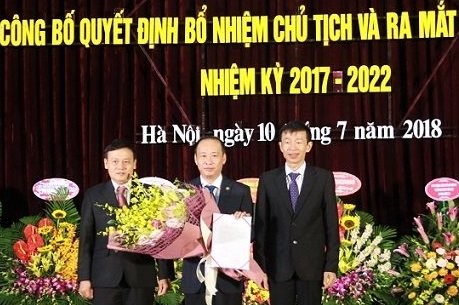 Trao quyết định bổ nhiệm GS.TS Đỗ Việt Hùng giữ chức Chủ tịch Hội đồng Trường ĐHSP Hà Nội.