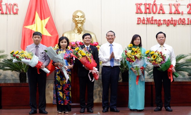 Bí thư Thành ủy Đà Nẵng Trương Quang Nghĩa tặng hoa các đại biểu trúng cử và miễn nhiệm tại phiên họp - Ảnh: VGP/Lưu Hương.