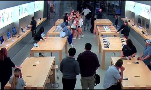 26 iPhone, MacBook bị cướp trong chưa đầy một phút