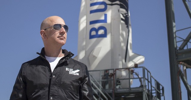 Jeff Bezos, người sáng lập Blue Origin, đang phát triển tên lửa New Glenn để cạnh tranh với SpaceX. (Nguồn: CNBC).