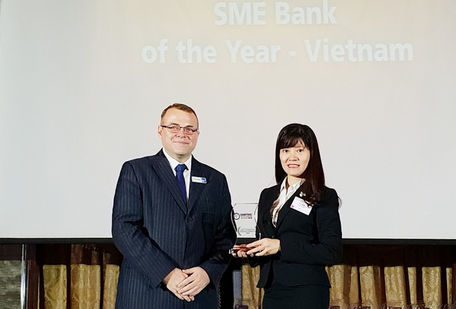 Bà Phạm Thị Vân Khánh (Giám đốc Ban Khách hàng doanh nghiệp nhỏ và vừa - BIDV) nhận giải thưởng “Best SME Bank Vietnam 2018” của Asian Banking & Finance.