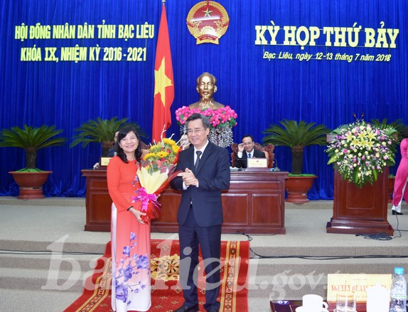 Bí thư Tỉnh ủy Bạc Liêu Nguyễn Quang Dương chúc mừng đồng chí Lâm Thị Sang. 