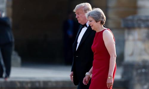 Tổng thống Mỹ Donald Trump (trái) được Thủ tướng Anh Theresa May đón tiếp tại Cung điện Blenheim, Oxfordshire, Anh hôm 12/7. Ảnh: Guardian.