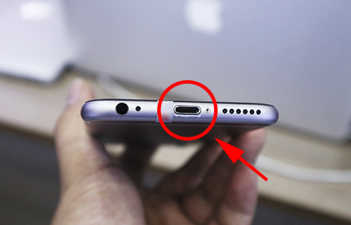iPhone 6 giá 2,99 triệu đồng có ngoại hình không còn mới, cổng cắm Lightning bị tróc sơn.