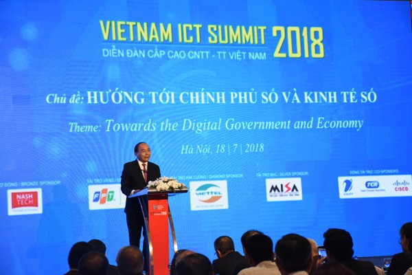 Thủ tướng Nguyễn Xuân Phúc phát biểu chỉ đạo tại Diễn đàn Vietnam ICT Summit 2018.